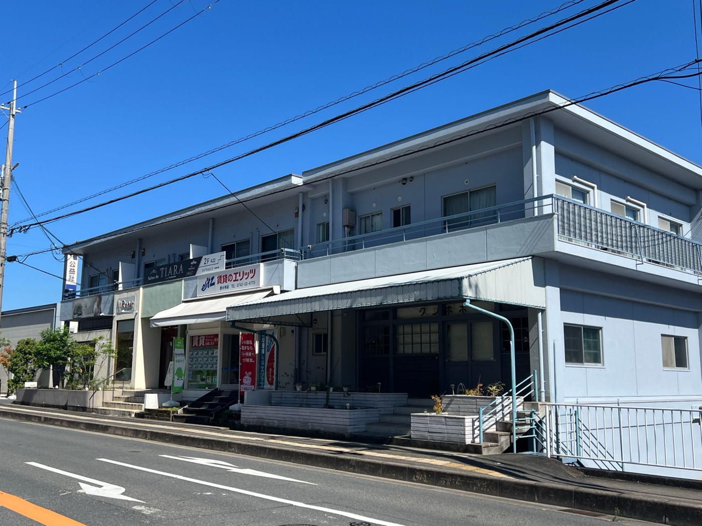 1階にR's hairが入る、通り沿いの建物